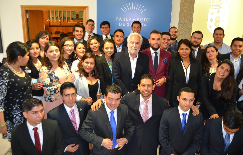 Foto da noticia:Políticos mexicanos coñecen o Parlamento de Galicia